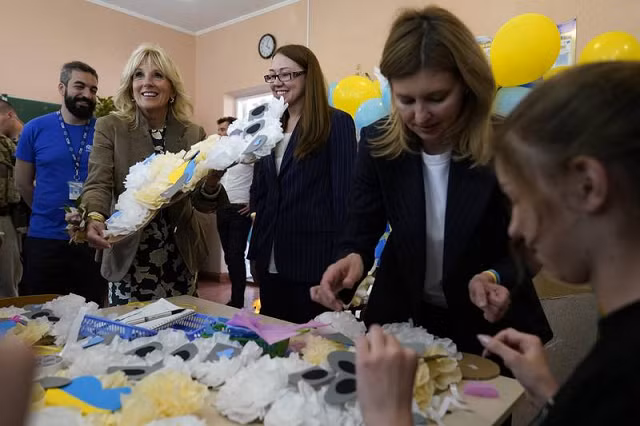 Chùm ảnh: Đệ nhất phu nhân Mỹ và Thủ tướng Canada bất ngờ tới Ukraine ảnh 3