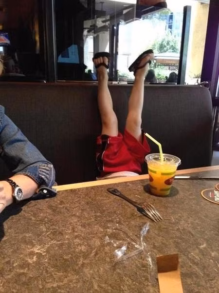 3. Còn chẳng biết làm sao để đưa thức ăn vào mồm