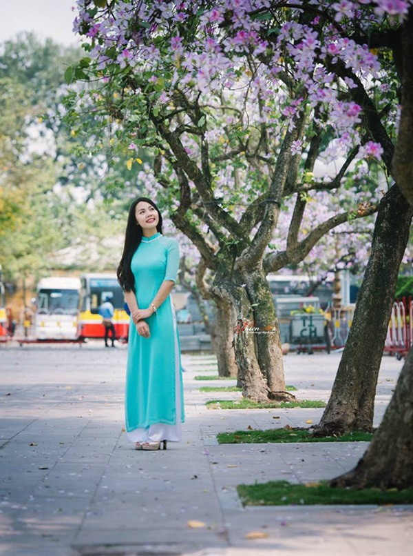 Hình ảnh: Ngắm thiếu nữ đẹp dịu dàng dạo đường hoa ban Bắc Sơn số 3