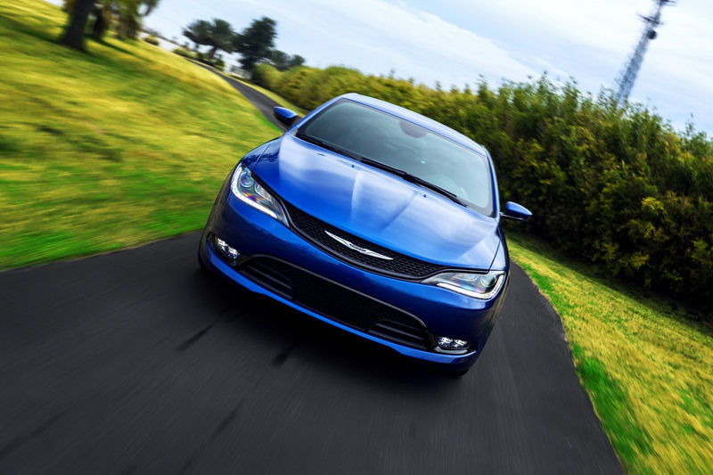 2335376_2015-Chrysler-200-38c.