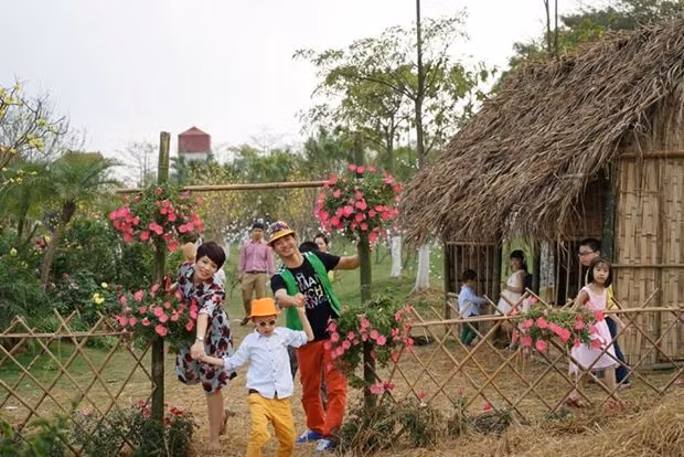 Vợ của danh hài Xuân Bắc vừa bất ngờ chia sẻ hình ảnh vợ chồng cô và 2 cậu con trai du xuân trong dịp Tết Nguyên Đán vừa qua trên trang cá nhân. Với mỗi bức ảnh, cô đều ghi những câu thơ do chính mình sáng tác. Với bức ảnh này, Nguyễn Hồng Nhung viết: "Đi theo con/Chỗ này đẹp/Nhanh lên bố/Mẹ nhanh nào/Ấy đợi đợi/Đi theo con/Suốt cuộc đời". Nguyễn Hồng Nhung - vợ của danh hài Xuân Bắc vừa bất ngờ chia sẻ hình ảnh vợ chồng cô và 2 cậu con trai du xuân trong dịp Tết Nguyên Đán vừa qua trên trang cá nhân. Với mỗi bức ảnh, cô đều ghi những câu thơ do chính mình sáng tác. Với bức ảnh này, Nguyễn Hồng Nhung viết: