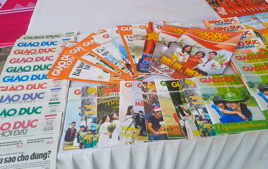 Một số ấn phẩm Báo Giáo dục & Thời đại giới thiệu tại Hội báo Xuân tỉnh Điện Biên. Một số ấn phẩm Báo Giáo dục & Thời đại giới thiệu tại Hội báo Xuân tỉnh Điện Biên.
