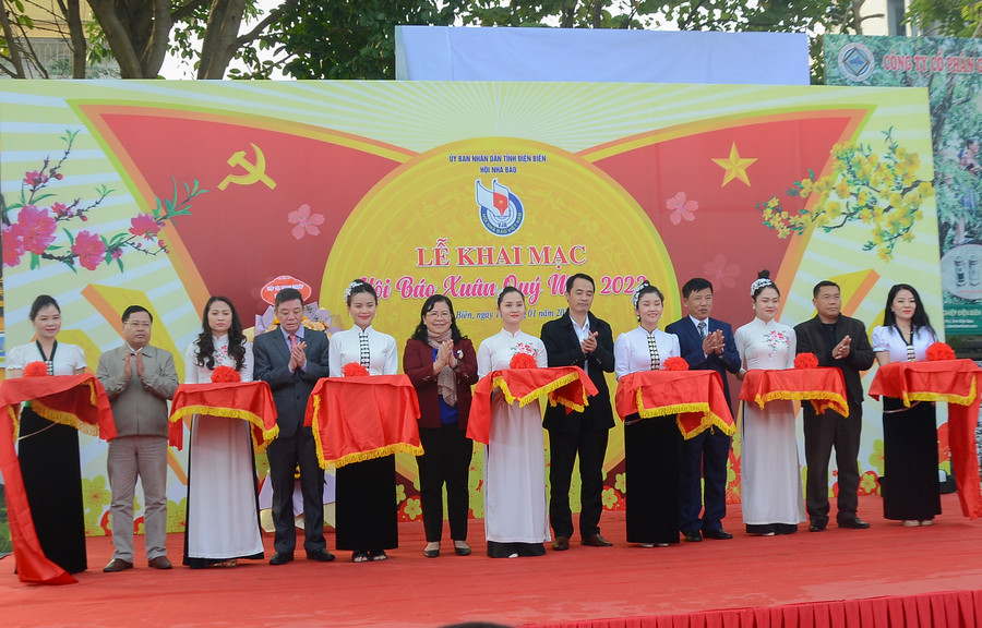 Đại biểu cắt băng khai mạc Hội báo Xuân Quý Mão 2023 tại Điện Biên. Đại biểu cắt băng khai mạc Hội báo Xuân Quý Mão 2023 tại Điện Biên.