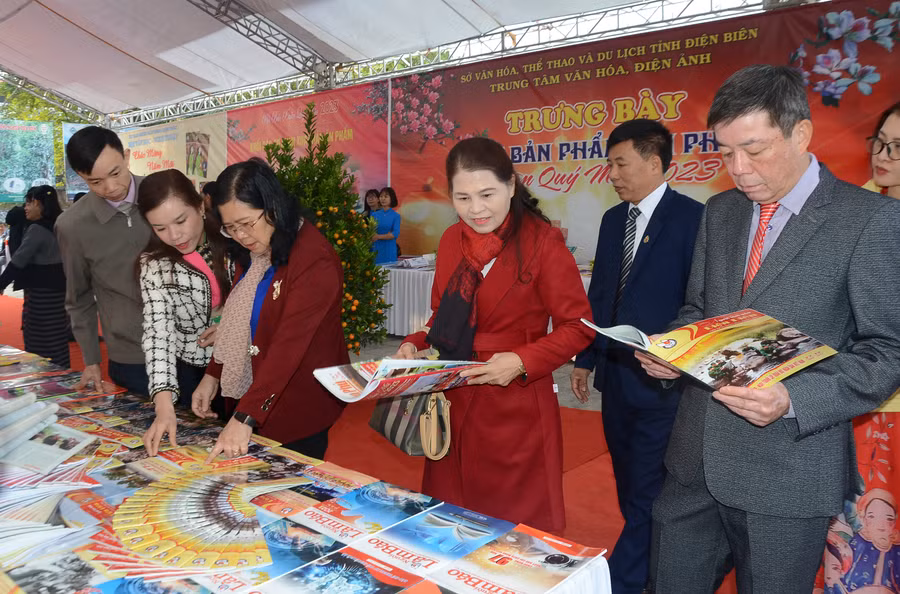 Sau lễ khai mạc, Hội báo xuân thu hút đông đảo độc giả đến tham quan, tìm hiểu. Sau lễ khai mạc, Hội báo xuân thu hút đông đảo độc giả đến tham quan, tìm hiểu.