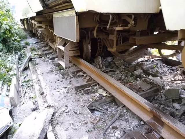 Hình ảnh hiện trường vụ tai nạn tàu hỏa khiến 41 người chết ở Đài Loan ảnh 3