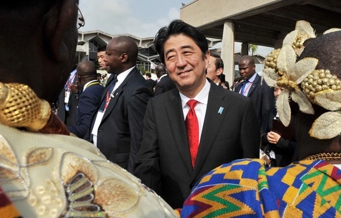 Thủ tướng Nhật Bản Shinzo Abe đã tới thành phố Abidjan của Côte d"Ivoire (Nguồn: AFP)