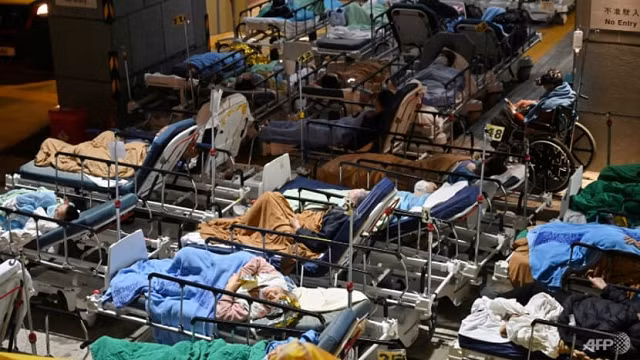 Hệ thống chăm sóc sức khỏe của Hồng Kông đang phải đối mặt với làn sóng COVID-19 tăng mạnh do biến thể Omicron