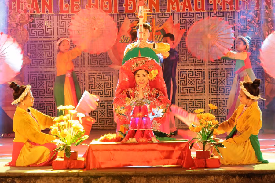 Màn biểu diễn Chầu Mẫu Thượng Thiên – Đình Phong và tốp múa.