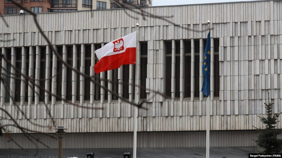 Cờ Ba Lan trước đại sứ quán Warsaw ở Moscow.