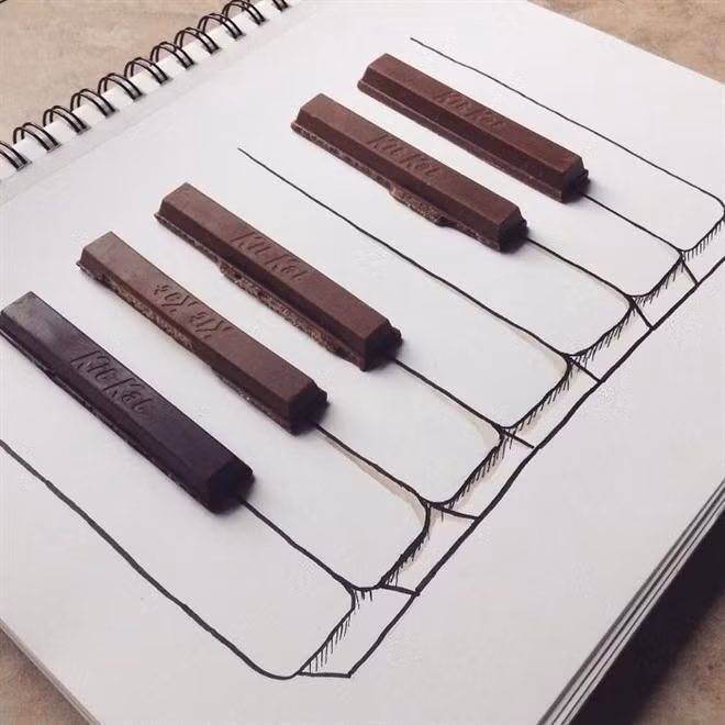 Qua sự sáng tạo nghệ thuật của chàng trai 17 tuổi, những chiếc bánh Kit Kat biến thành những phím đàn piano.