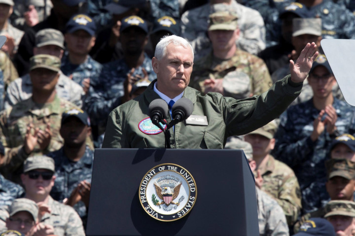 Phó tổng thống Pence phát biểu tại căn cứ hải quân của Mỹ đóng tại Nhật Bản hôm 19/4. Ảnh: Reuters.