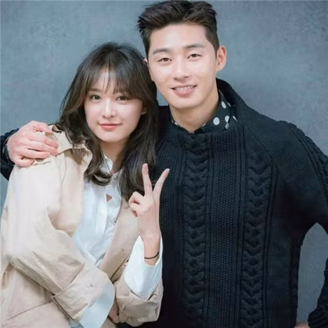 Sau 1 nam thanh cong vang doi, dan sao Hau due mat troi dang lam gi? - Anh 17