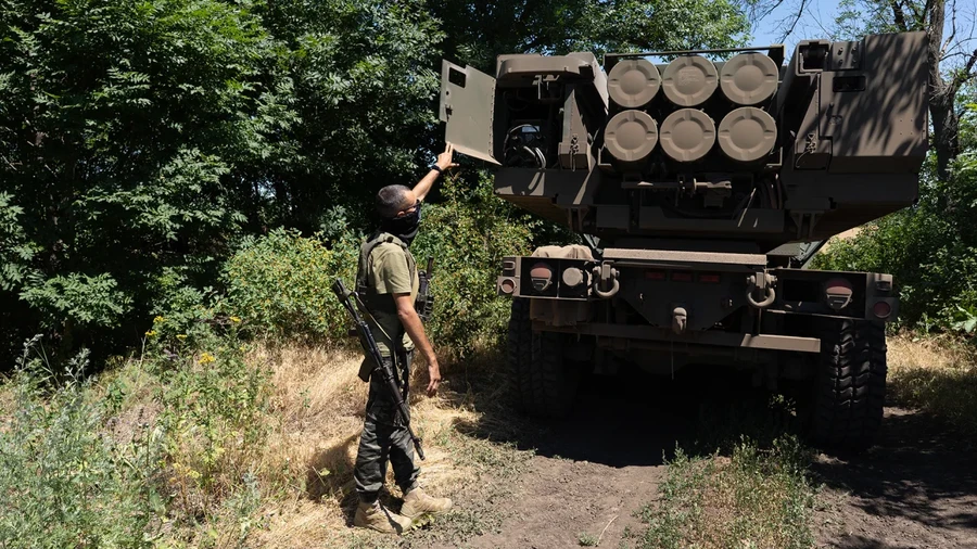 Chỉ huy đơn vị Kuzia cho thấy tên lửa trên xe HIMARS ở miền Đông Ukraine vào ngày 1/7/2022. (Ảnh: WP).