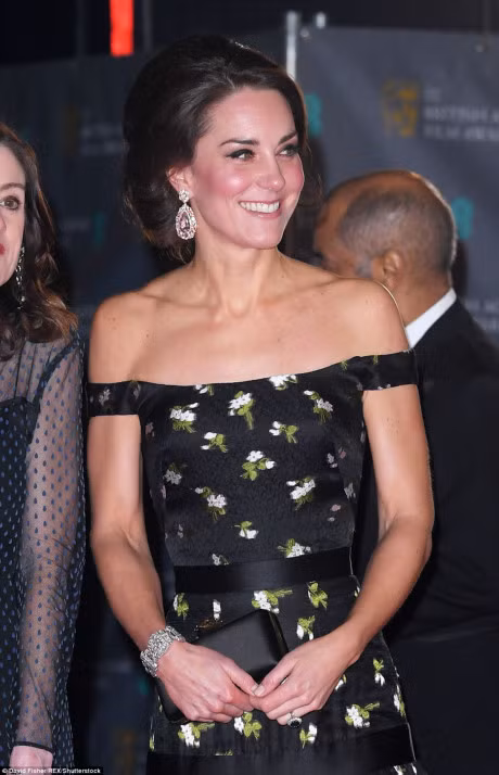 Dan sao Hollywood long lay tren tham do cua le trao giai BAFTA - Anh 4