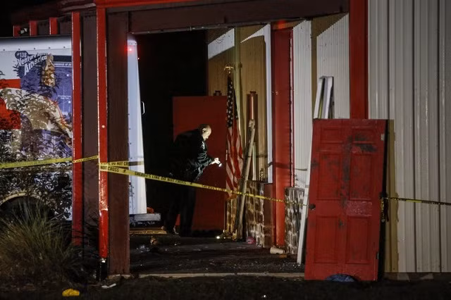 Lực lượng an ninh làm việc tại hiện trường vụ xả súng.