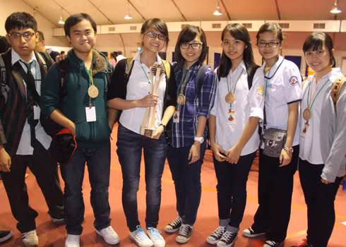 Nhóm bạn trẻ Việt Nam dành giải thưởng môi trường giá trị 2.500 SGD. Ảnh: Đoàn Loan