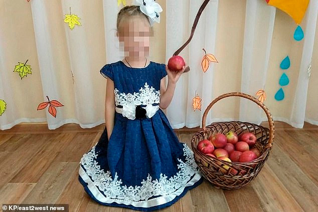 Cô bé Ksenia đang phải giành giật sự sống trong bệnh viện. Cô bé Ksenia đang phải giành giật sự sống trong bệnh viện.