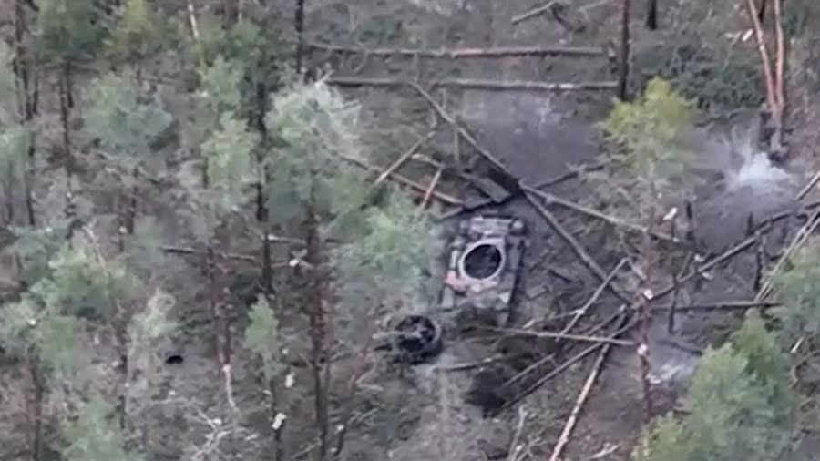 Hình ảnh lực lượng Nga phá hủy xe tăng Ukraine.