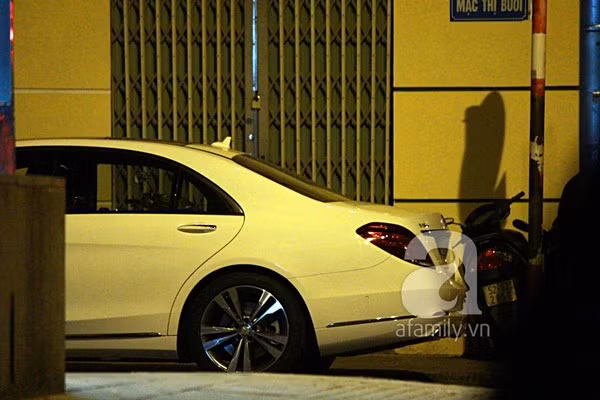 Cường Đôla nắm chặt tay tình mới bước đi trong đêm