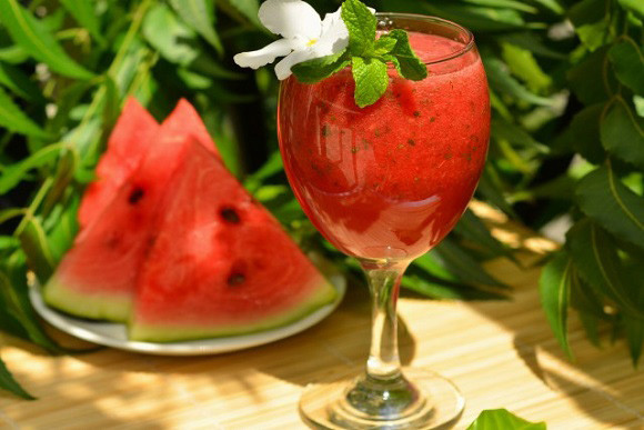 Hãy dùng sinh tố dưa hấu để có thể giảm cân và cung cấp đủ nước cho cơ thể trong những ngày hè này bạn nhé. me