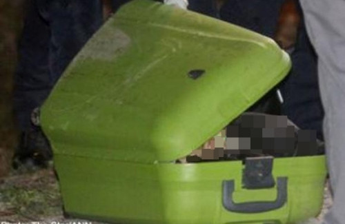 Choáng váng nhìn những thứ quái dị rơi ra từ va ly vợ