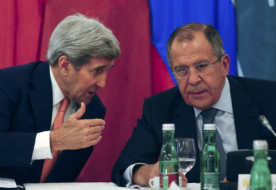 Ngoại trưởng Mỹ John Kerry (trái) và người đồng cấp Nga Sergey Lavrov trước hội nghị quốc tế về tình hình Syria ở Vienna – Áo hôm 30-10 Ảnh: Reuters