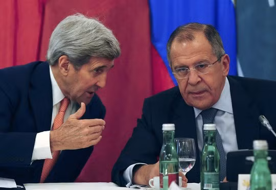 Ngoại trưởng Mỹ John Kerry (trái) và người đồng cấp Nga Sergey Lavrov trước hội nghị quốc tế về tình hình Syria ở Vienna – Áo hôm 30-10 Ảnh: Reuters