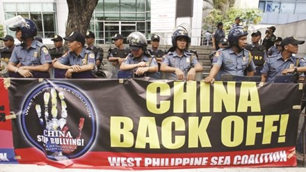 Cảnh sát Philippines đối phó biểu tình phản đối Trung Quốc gây hấn ở biển Đông. Ảnh: Philstar