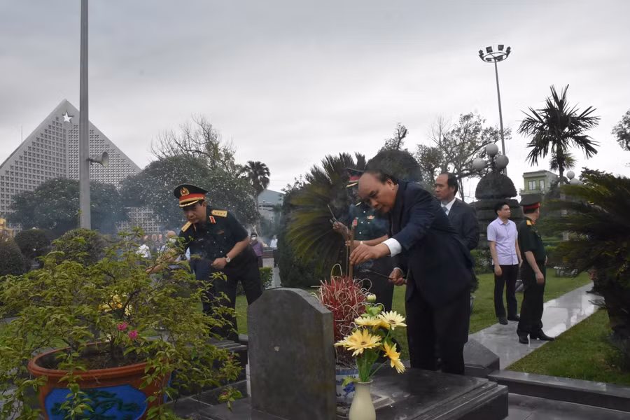 Chủ tịch nước Nguyễn Xuân Phúc thắp hương lên phần mộ các anh hùng, liệt sĩ tại Nghĩa trang Liệt sĩ A1.