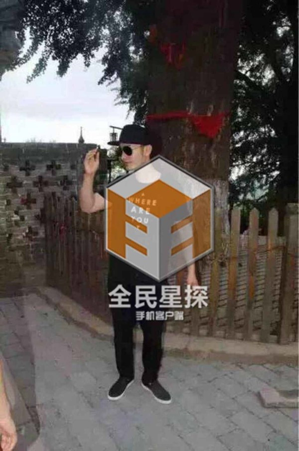 Huỳnh Hiểu Minh dù bận rộn vẫn có mặt tại chùa Liêu Ninh - nổi tiếng cầu tự ở Trung Quốc. Huỳnh Hiểu Minh dù bận rộn vẫn có mặt tại chùa Liêu Ninh - nổi tiếng cầu tự ở Trung Quốc.