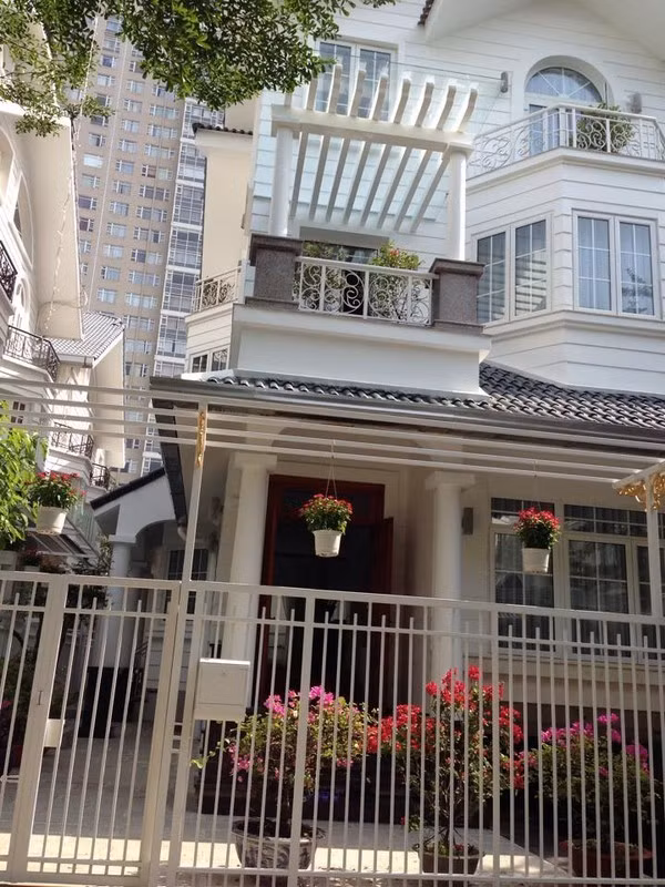 Hà Anh Tuấn: Hiếm ai biết Hà Anh Tuấn xuất thân trong một gia đình khá giả. Nam ca sĩ từng bật mí: Nhà tôi ở mặt tiền ngay trước Dinh Thống Nhất. Người ta gọi tôi là công tử thì không đúng. Tôi sống khá giản dị và tiêu tiền cẩn thận”. Ngoài cơ ngơi khang trang nằm trên con đường trung tâm quận 1, TP HCM, gia đình giọng ca Vài lần đón đưa còn sở hữu nhiều công ty thuộc lĩnh vực thương mại, du lịch. Mỗi người trong nhà chia nhau quản lý một mảng. Bố mẹ phụ trách phần xây dựng. Dù vậy, giọng ca sinh năm 1984 khiêm tốn cho rằng gia đình anh không quá giàu.