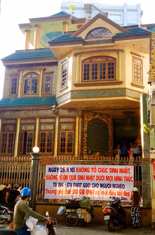 Ngọc Sơn: Nằm trong nhóm những ca sĩ có thu nhập cao, Ngọc Sơn sớm tậu căn biệt thự tọa lạc ngay tại con phố đắt đỏ Sương Nguyệt Ánh thuộc trung tâm TP HCM nhiều năm trước. Nhiều thông tin cho rằng, giá trị căn nhà lên đến 5 triệu USD (khoảng 105 tỷ đồng). Đây cũng là điểm anh phát gạo và thực hiện nhiều công tác từ thiện cá nhân.