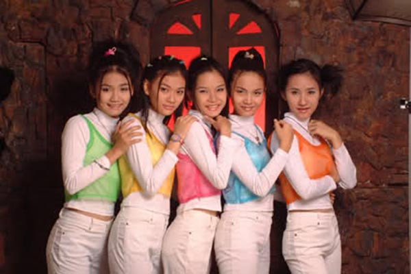 Anh Thúy (ngoài cùng bên trái) là thành viên của nhóm Mây Trắng ngay từ phiên bản đầu tiên. Anh Thúy (ngoài cùng bên trái) là thành viên của nhóm Mây Trắng ngay từ phiên bản đầu tiên.