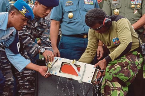 Giới chức Indonesia tuyên bố đã vớt được hai hộp đen máy bay AirAsia