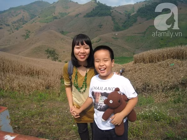 Hai mẹ con chị Phan Hồ Điệp và Nhật Nam trong một chuyến đi chơi. (Ảnh: NVCC)