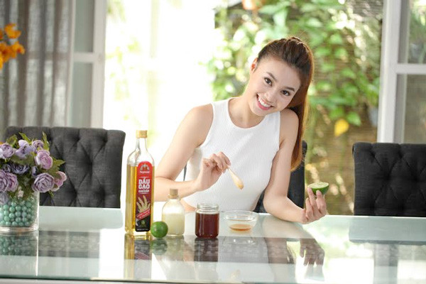 Cùng sao tìm hiểu bí quyết làm chủ vẻ đẹp ở mọi lứa tuổi ảnh 1 Mát-xa mặt với dầu gạo là sở thích của Ninh Dương Lan Ngọc