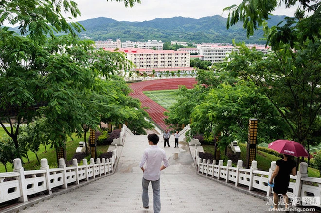 Hành trình "cày" thi đại học của học sinh trường làng Trung Quốc