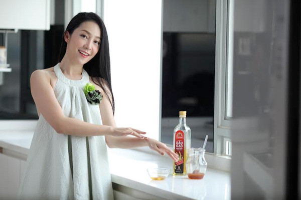 Linh Nga không quên dưỡng da tay với dầu gạo và mật ong sau mỗi lần ra nắng