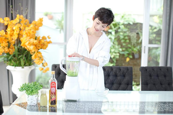 Xuân Lan chuẩn bị mặt nạ dưỡng da với dầu gạo