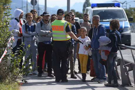 Be gai 7 tuoi bi 5 yeu rau xanh cuong hiep gay chan dong - Anh 2