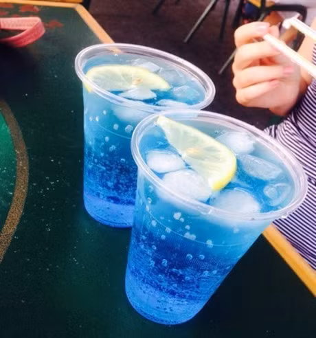 Vi sao uong nuoc da khong giup ban giai khat ma cam thay nong them? - Anh 1