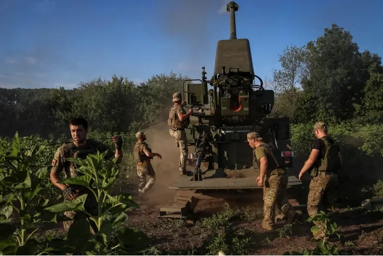 Quân nhân Ukraine chuẩn bị khai hỏa pháo tự hành.