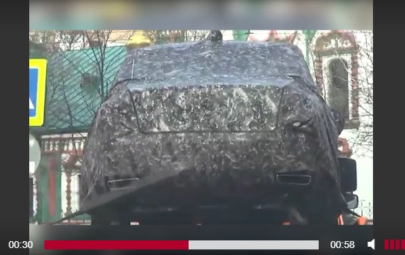 Hình ảnh từ đoạn video về chiếc xe chở trên đường phố