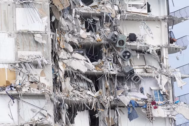 Cận cảnh tòa nhà 12 tầng sập ở Mỹ khiến gần 100 người mất tích ảnh 1