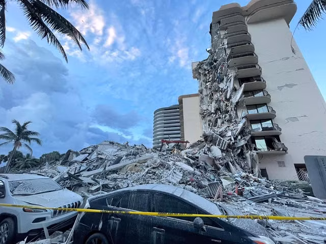 Cận cảnh tòa nhà 12 tầng sập ở Mỹ khiến gần 100 người mất tích ảnh 3