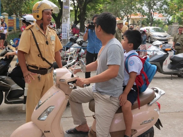 Thừa Thiên - Huế: Nhiều cha mẹ không đội mũ bảo hiểm cho con