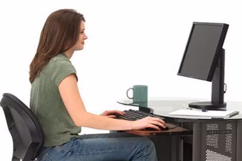 Ngồi trước máy tính đúng cách là rất quan trọng.