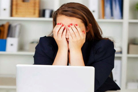 Cần cho mắt có thời gian nghỉ 15 - 20 phút giữa mỗi giờ làm việc bằng máy tính.