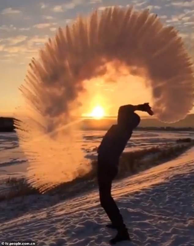 Nước sôi hắt ra lập tức bị đóng băng.