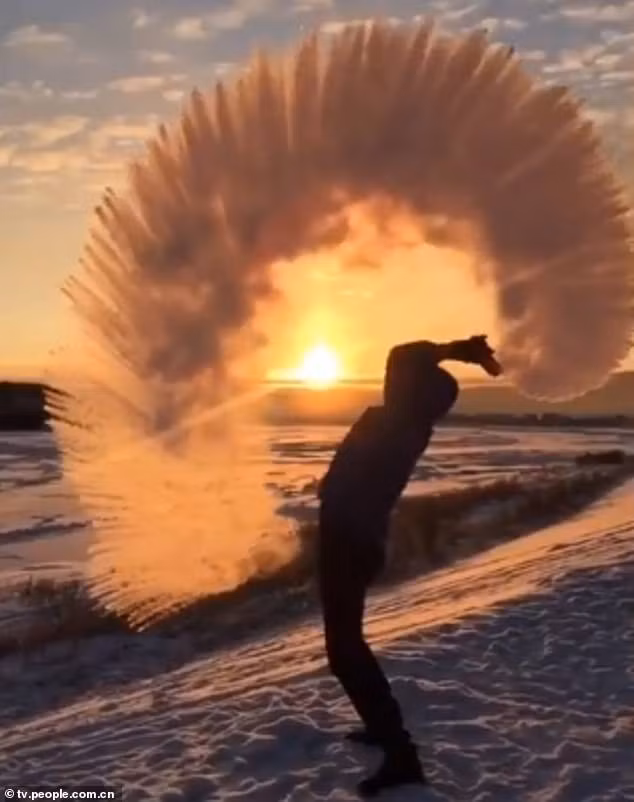 Nước sôi hắt ra lập tức bị đóng băng.